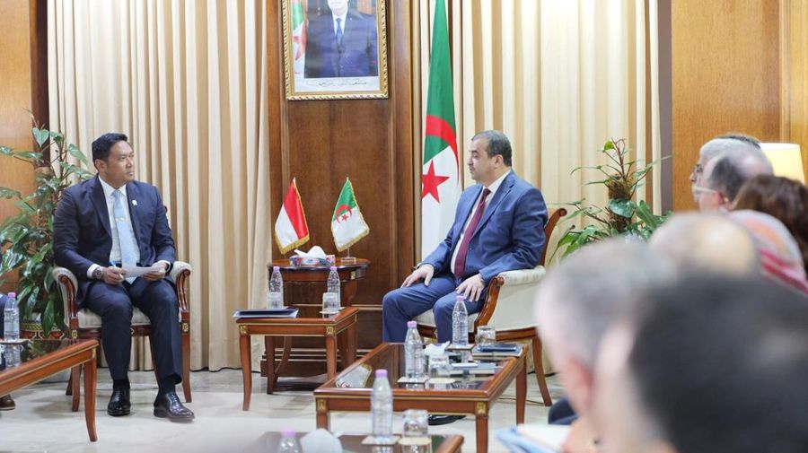 Pemerintah Republik Indonesia terus memperkuat langkah strategis untuk menjamin ketersediaan dan keterjangkauan pupuk nasional. Hal ini ditegaskan melalui penandatanganan Nota Kesepahaman (MoU) antara perusahaan tambang fosfat Aljazair Somiphos, anak usaha Grup Sonarem, dengan PT Pupuk Indonesia (Persero) yang berlangsung di Aljir, Aljazair, Selasa (20/1). (Dok: Mentan)