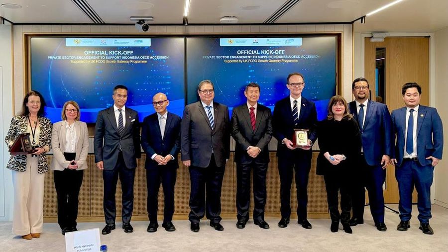 Menteri Koordinator Bidang Perekonomian RI Airlangga Hartarto saat memberikan keynote remarks pada kegiatan KADIN Indonesia x Growth Gateway Roundtable: Delivering Growth as Part of Indonesia&rsquo;s OECD Accession, yang diselenggarakan di Boston Consulting Group (BCG) London Office, Senin (19/01).