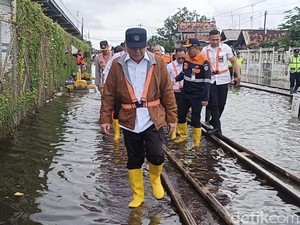 Menhub Dudy Susuri Rel KA Tinjau Dampak Banjir di Pekalongan