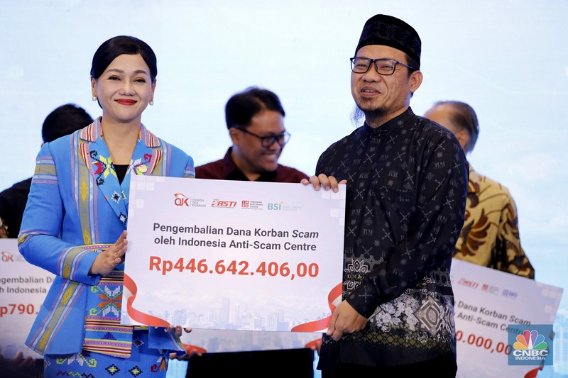 Otoritas Jasa Keuangan (OJK) bersama dengan Kementerian/Lembaga anggota Satgas PASTI melaksanakan Penyerahan Dana Masyarakat Korban Scam yang Berhasil Diselamatkan Melalui Sinergi dan Kolaborasi Indonesia Anti Scam Centre (IASC), di Gedung AA Maramis, Jakarta, Rabu (21/1/2026). (CNBC Indonesia/Tri Susilo)