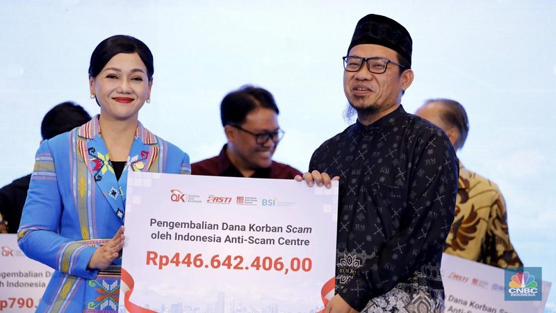 Otoritas Jasa Keuangan (OJK) bersama dengan Kementerian/Lembaga anggota Satgas PASTI melaksanakan Penyerahan Dana Masyarakat Korban Scam yang Berhasil Diselamatkan Melalui Sinergi dan Kolaborasi Indonesia Anti Scam Centre (IASC), di Gedung AA Maramis, Jakarta, Rabu (21/1/2026). (CNBC Indonesia/Tri Susilo)