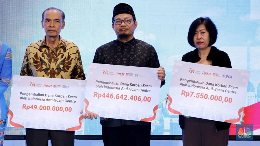 Otoritas Jasa Keuangan (OJK) bersama dengan Kementerian/Lembaga anggota Satgas PASTI melaksanakan Penyerahan Dana Masyarakat Korban Scam yang Berhasil Diselamatkan Melalui Sinergi dan Kolaborasi Indonesia Anti Scam Centre (IASC), di Gedung AA Maramis, Jakarta, Rabu (21/1/2026). (CNBC Indonesia/Tri Susilo)