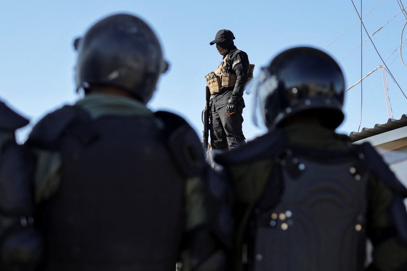 Para tahanan berkumpul di kamp al-Hol setelah pemerintah Suriah mengambil alih kendali kamp tersebut menyusul penarikan Pasukan Demokratik Suriah (SDF), di Hasaka, Suriah, 21 Januari 2026. (REUTERS/Khalil Ashawi)
