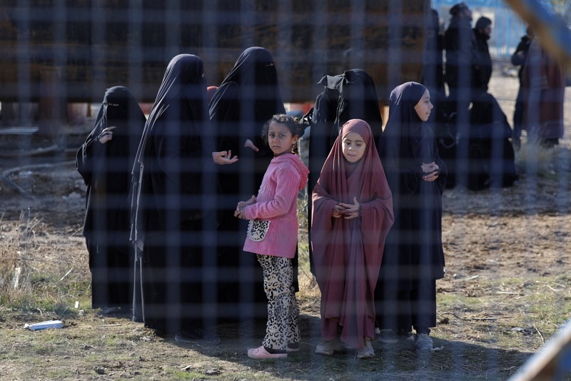 Para tahanan berkumpul di kamp al-Hol setelah pemerintah Suriah mengambil alih kendali kamp tersebut menyusul penarikan Pasukan Demokratik Suriah (SDF), di Hasaka, Suriah, 21 Januari 2026. (REUTERS/Khalil Ashawi)