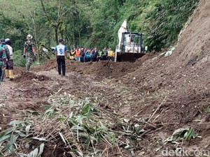 Alat Berat Dikerahkan Buka Jalur Magelang-Boyolali yang Tertimbun Longsor