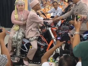 Agak Lain! Viral Pengantin Gelar Akad Nikah di Atas Motor Trail, Bikin Salfok