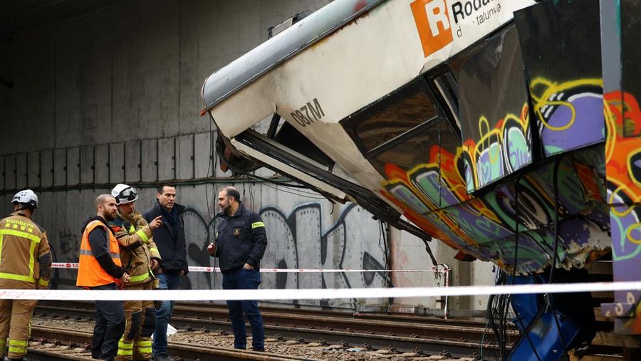 Polisi dan petugas pemadam kebakaran memeriksa lokasi kecelakaan kereta komuter, setelah dinding pembatas ambruk ke rel akibat hujan lebat, menewaskan masinis dan melukai beberapa orang, di Gelida, dekat Barcelona, ​​Spanyol, 21 Januari 2026. (REUTERS/Albert Gea)