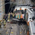 Kereta Komuter Anjlok Akibat Dinding Ambruk, Masinis Jadi Korban