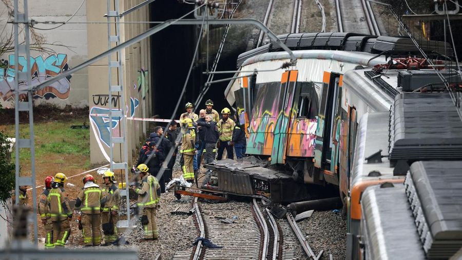 Polisi dan petugas pemadam kebakaran memeriksa lokasi kecelakaan kereta komuter, setelah dinding pembatas ambruk ke rel akibat hujan lebat, menewaskan masinis dan melukai beberapa orang, di Gelida, dekat Barcelona, ​​Spanyol, 21 Januari 2026. (REUTERS/Albert Gea)