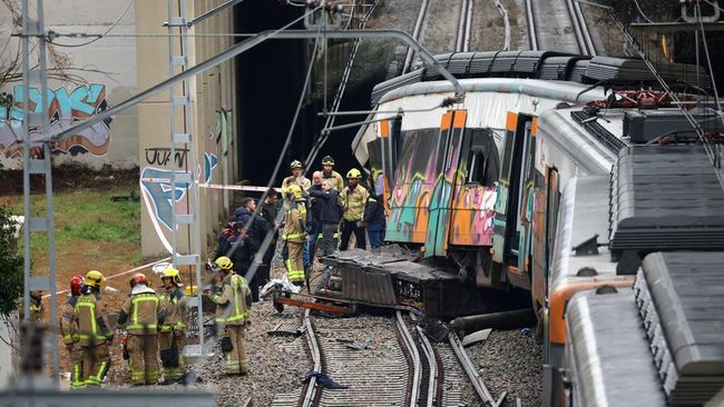 Kereta Komuter Anjlok Akibat Dinding Ambruk, Masinis Jadi Korban