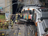 Kereta Komuter Anjlok Akibat Dinding Ambruk, Masinis Jadi Korban
