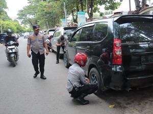 Puluhan Mobil yang Parkir Liar di Samping RSUP Mohammad Hoesin Digembosi