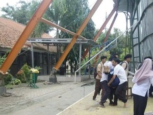 Atap Halaman Upacara SMAN 1 Susukan Cirebon Ambruk Timpa Siswa