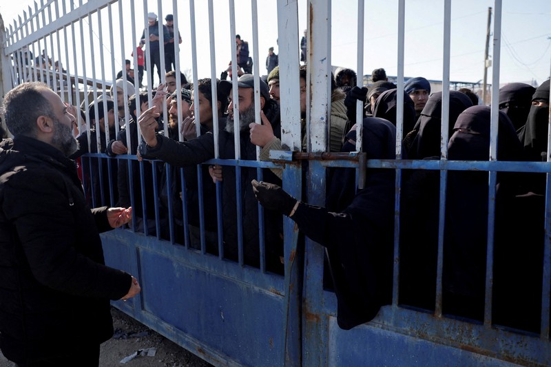 Para tahanan berkumpul di kamp al-Hol setelah pemerintah Suriah mengambil alih kendali kamp tersebut menyusul penarikan Pasukan Demokratik Suriah (SDF), di Hasaka, Suriah, 21 Januari 2026. (REUTERS/Khalil Ashawi)