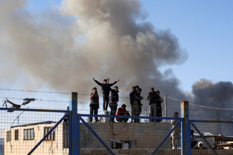 Para tahanan berkumpul di kamp al-Hol setelah pemerintah Suriah mengambil alih kendali kamp tersebut menyusul penarikan Pasukan Demokratik Suriah (SDF), di Hasaka, Suriah, 21 Januari 2026. (REUTERS/Khalil Ashawi)