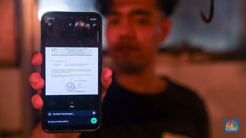 Suasana aktivitas penjualan daging sapi di Pasar Tebet Barat, Jakarta, Rabu (21/1/2026). (CNBC Indonesia/Faisal Rahman)
