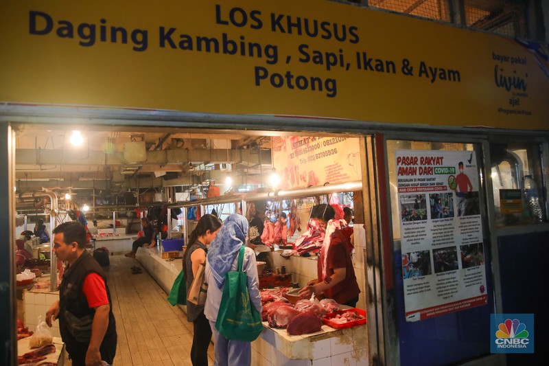 Suasana aktivitas penjualan daging sapi di Pasar Tebet Barat, Jakarta, Rabu (21/1/2026). (CNBC Indonesia/Faisal Rahman)