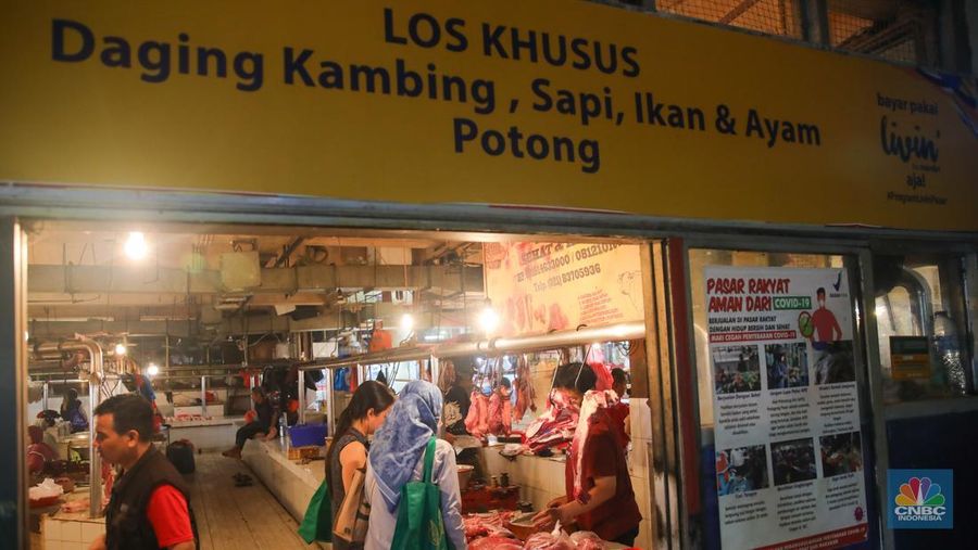 Suasana aktivitas penjualan daging sapi di Pasar Tebet Barat, Jakarta, Rabu (21/1/2026). (CNBC Indonesia/Faisal Rahman)