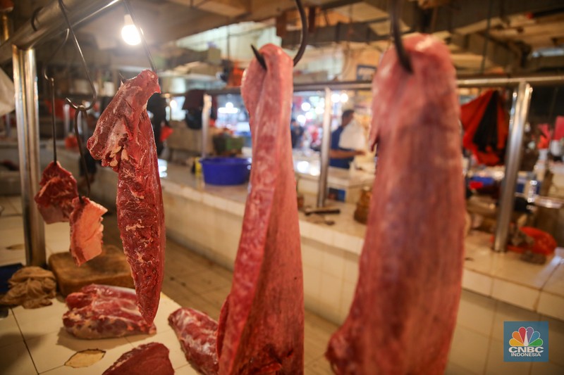 Suasana aktivitas penjualan daging sapi di Pasar Tebet Barat, Jakarta, Rabu (21/1/2026). (CNBC Indonesia/Faisal Rahman)