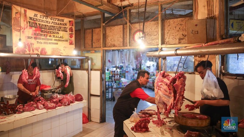 Suasana aktivitas penjualan daging sapi di Pasar Tebet Barat, Jakarta, Rabu (21/1/2026). (CNBC Indonesia/Faisal Rahman)