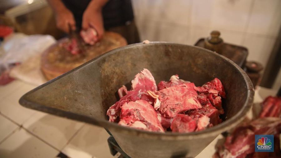 Suasana aktivitas penjualan daging sapi di Pasar Tebet Barat, Jakarta, Rabu (21/1/2026). (CNBC Indonesia/Faisal Rahman)
