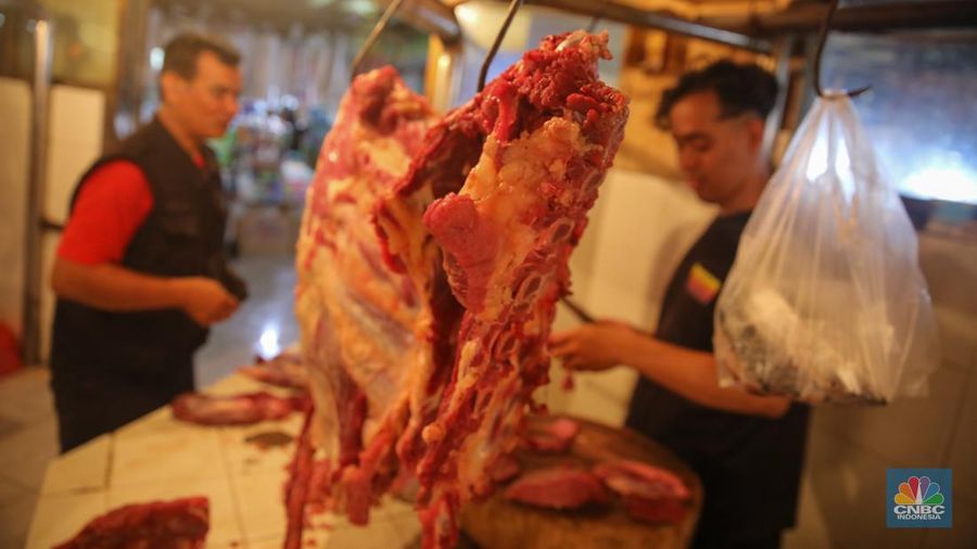 Suasana aktivitas penjualan daging sapi di Pasar Tebet Barat, Jakarta, Rabu (21/1/2026). (CNBC Indonesia/Faisal Rahman)