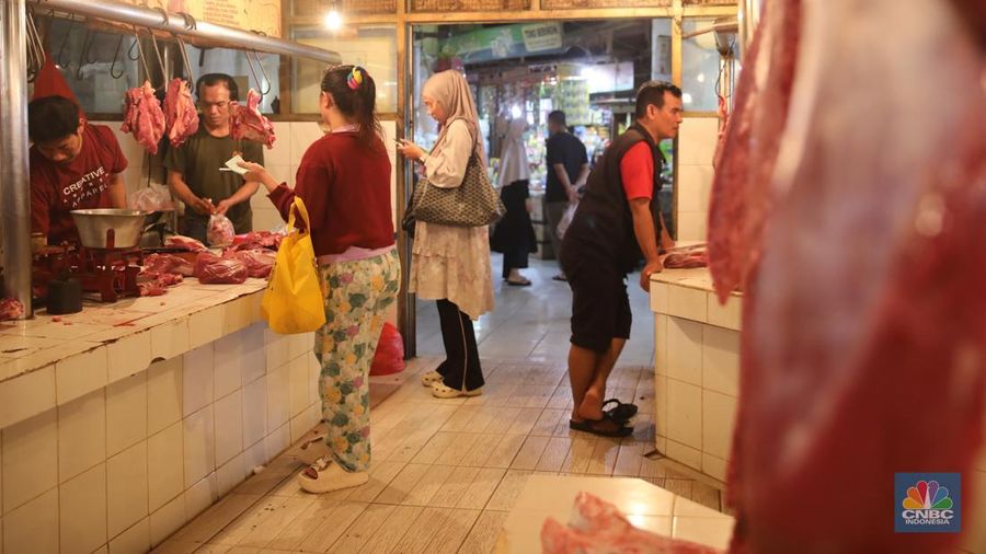 Suasana aktivitas penjualan daging sapi di Pasar Tebet Barat, Jakarta, Rabu (21/1/2026). (CNBC Indonesia/Faisal Rahman)