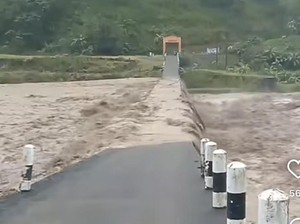 Sungai Jeneberang Gowa Meluap hingga Tutup Akses Jembatan Congkina