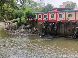 Sampah Menumpuk di Sungai Deli, Warga Berharap Segera Dibersihkan