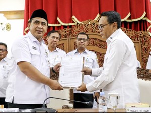 Pesan Wagub Taj Yasin ke Plt Bupati Pati: Beri Pelayanan Terbaik ke Masyarakat