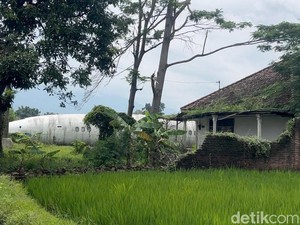 Bangkai Pesawat Misterius di Rumah Kosong Gegerkan Warga Mojokerto