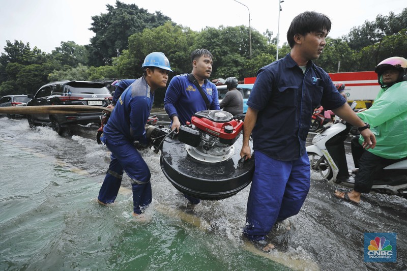 Hujan deras mengguyur Jakarta menyebabkan banjir menggenangi ruas jalan Panjaitan, tepatnya di lajur kiri dari arah Cawang menuju Kebon Nanas, Jakarta, Kamis (22/1/2026). (CNBC Indonesia/Tri Susilo)