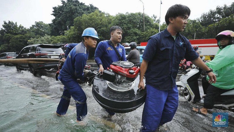 Hujan deras mengguyur Jakarta menyebabkan banjir menggenangi ruas jalan Panjaitan, tepatnya di lajur kiri dari arah Cawang menuju Kebon Nanas, Jakarta, Kamis (22/1/2026). (CNBC Indonesia/Tri Susilo)