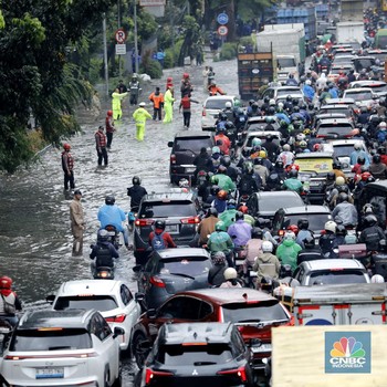 Lalu Lintas Lumpuh Total Akibat Hujan Deras-Banjir Terjang Cawang