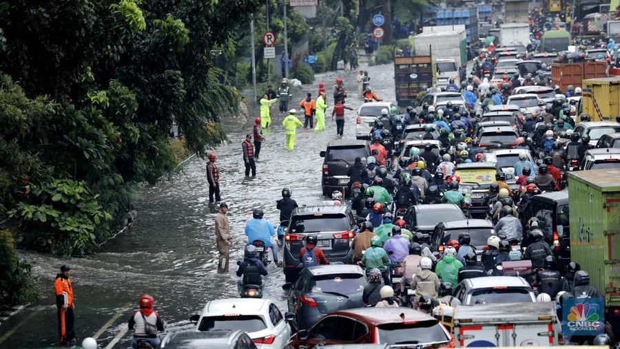 Hujan deras mengguyur Jakarta menyebabkan banjir menggenangi ruas jalan Panjaitan, tepatnya di lajur kiri dari arah Cawang menuju Kebon Nanas, Jakarta, Kamis (22/1/2026). (CNBC Indonesia/Tri Susilo)