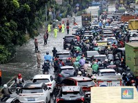 Lalu Lintas Lumpuh Total Akibat Hujan Deras-Banjir Terjang Cawang