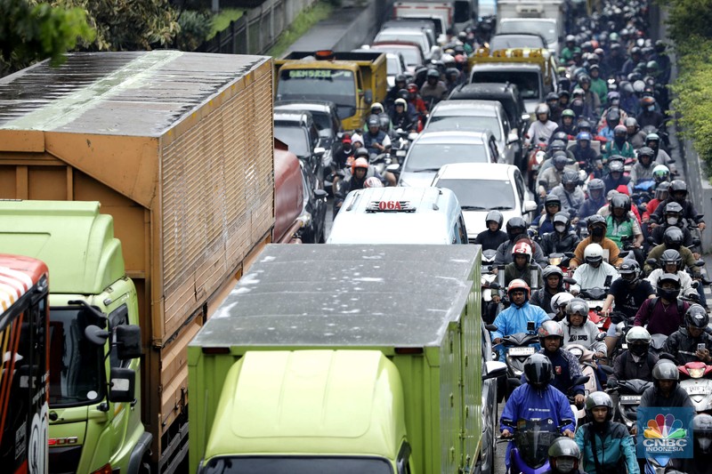 Hujan deras mengguyur Jakarta menyebabkan banjir menggenangi ruas jalan Panjaitan, tepatnya di lajur kiri dari arah Cawang menuju Kebon Nanas, Jakarta, Kamis (22/1/2026). (CNBC Indonesia/Tri Susilo)