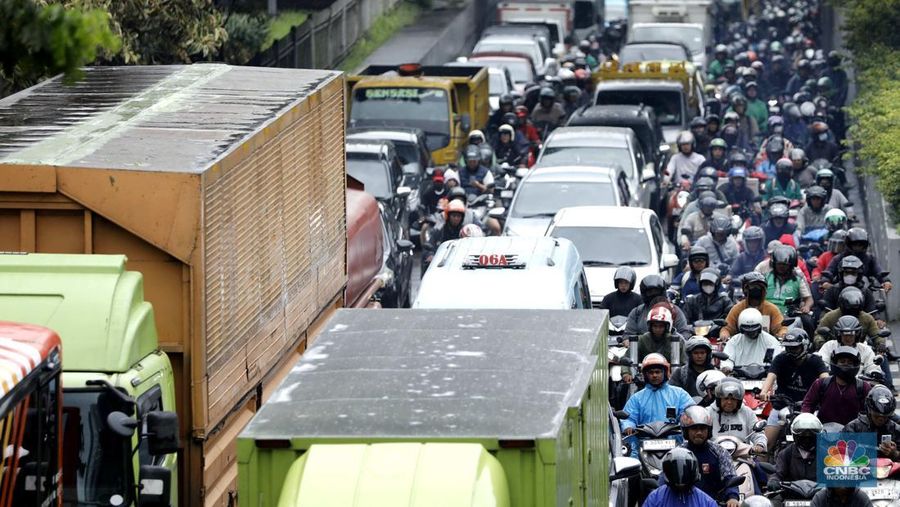 Hujan deras mengguyur Jakarta menyebabkan banjir menggenangi ruas jalan Panjaitan, tepatnya di lajur kiri dari arah Cawang menuju Kebon Nanas, Jakarta, Kamis (22/1/2026). (CNBC Indonesia/Tri Susilo)