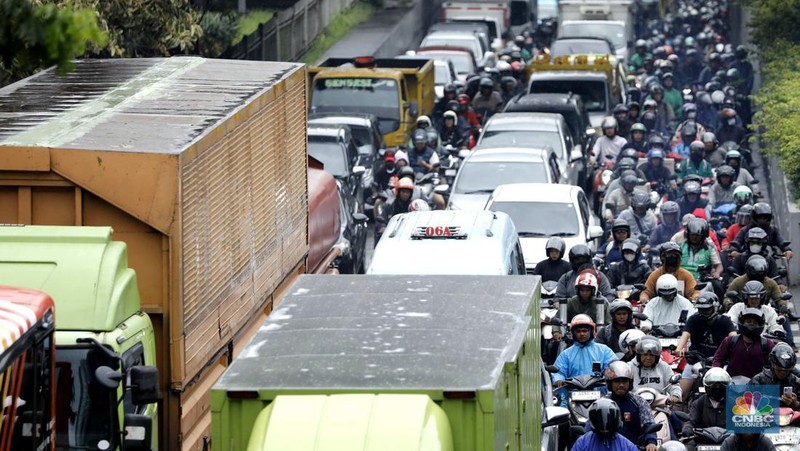 Hujan deras mengguyur Jakarta menyebabkan banjir menggenangi ruas jalan Panjaitan, tepatnya di lajur kiri dari arah Cawang menuju Kebon Nanas, Jakarta, Kamis (22/1/2026). (CNBC Indonesia/Tri Susilo)