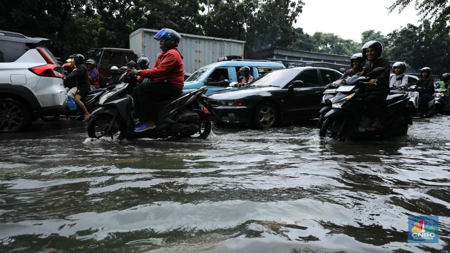 Hujan deras mengguyur Jakarta menyebabkan banjir menggenangi ruas jalan Panjaitan, tepatnya di lajur kiri dari arah Cawang menuju Kebon Nanas, Jakarta, Kamis (22/1/2026). (CNBC Indonesia/Tri Susilo)
