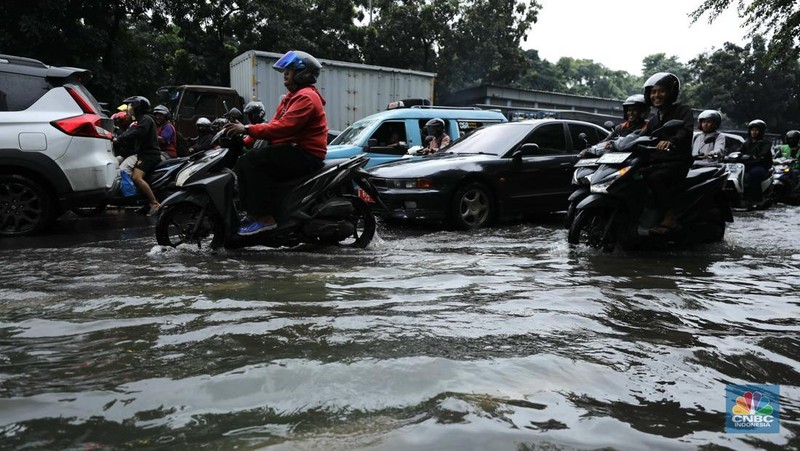 Hujan deras mengguyur Jakarta menyebabkan banjir menggenangi ruas jalan Panjaitan, tepatnya di lajur kiri dari arah Cawang menuju Kebon Nanas, Jakarta, Kamis (22/1/2026). (CNBC Indonesia/Tri Susilo)