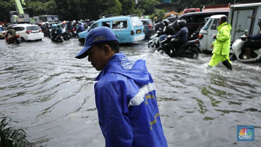 Hujan deras mengguyur Jakarta menyebabkan banjir menggenangi ruas jalan Panjaitan, tepatnya di lajur kiri dari arah Cawang menuju Kebon Nanas, Jakarta, Kamis (22/1/2026). (CNBC Indonesia/Tri Susilo)
