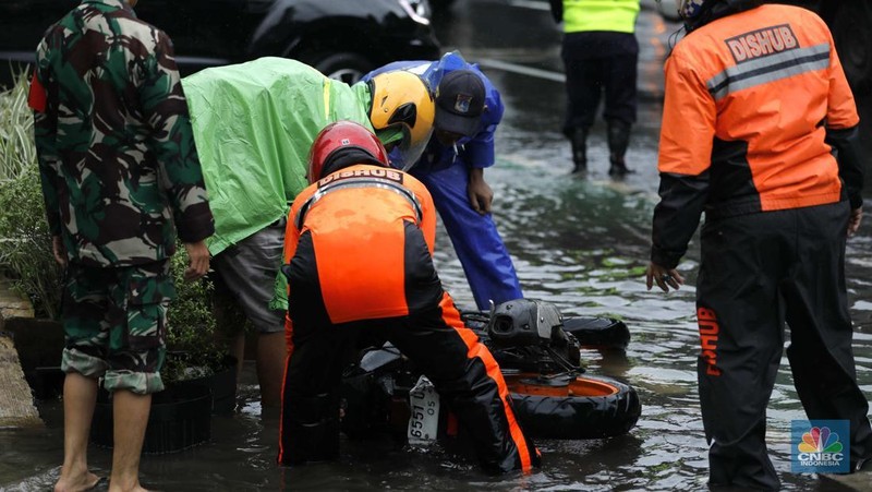 Hujan deras mengguyur Jakarta menyebabkan banjir menggenangi ruas jalan Panjaitan, tepatnya di lajur kiri dari arah Cawang menuju Kebon Nanas, Jakarta, Kamis (22/1/2026). (CNBC Indonesia/Tri Susilo)