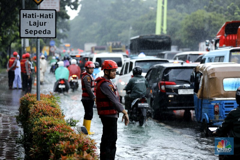 Hujan deras mengguyur Jakarta menyebabkan banjir menggenangi ruas jalan Panjaitan, tepatnya di lajur kiri dari arah Cawang menuju Kebon Nanas, Jakarta, Kamis (22/1/2026). (CNBC Indonesia/Tri Susilo)
