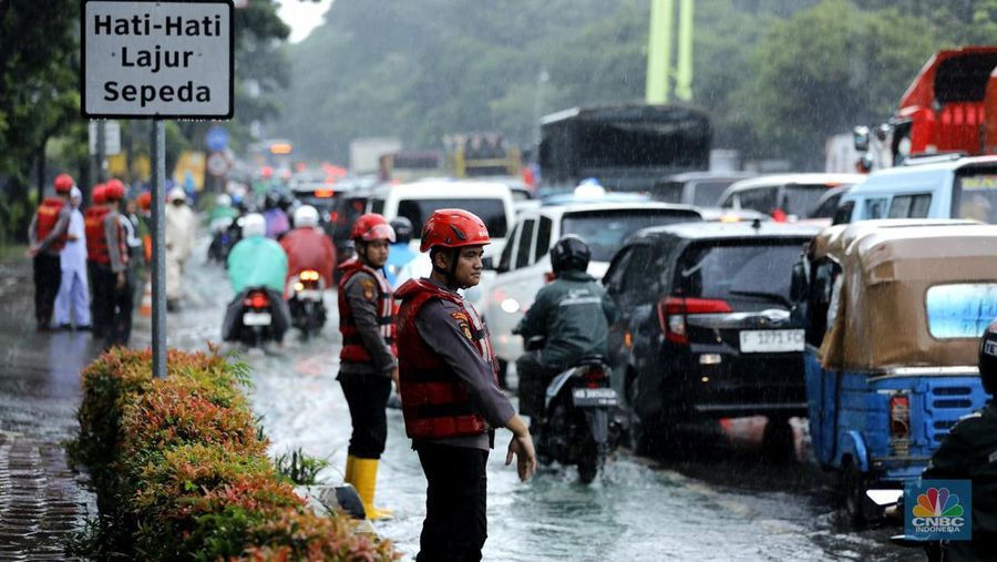 Hujan deras mengguyur Jakarta menyebabkan banjir menggenangi ruas jalan Panjaitan, tepatnya di lajur kiri dari arah Cawang menuju Kebon Nanas, Jakarta, Kamis (22/1/2026). (CNBC Indonesia/Tri Susilo)