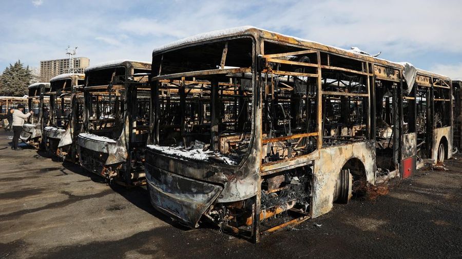 Bus-bus yang dibakar selama protes di Iran, di Teheran, Iran, 21 Januari 2026. (Majid Asgaripour/WANA (West Asia News Agency) via REUTERS)