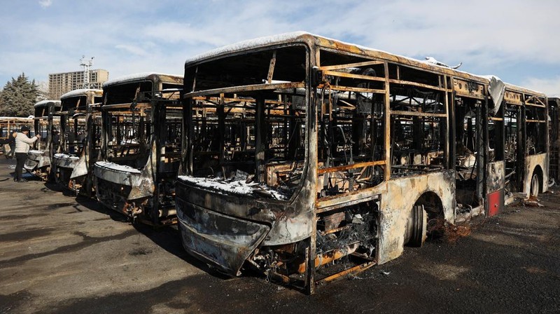 Bus-bus yang dibakar selama protes di Iran, di Teheran, Iran, 21 Januari 2026. (Majid Asgaripour/WANA (West Asia News Agency) via REUTERS)