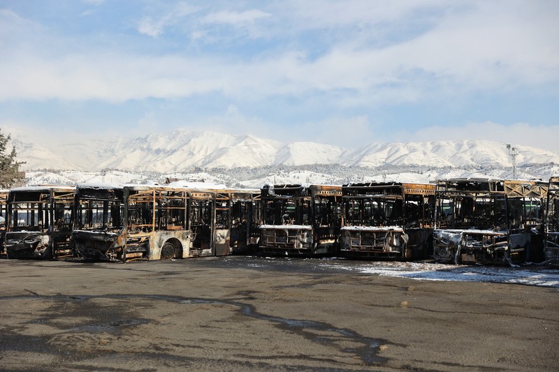 Bus-bus yang dibakar selama protes di Iran, di Teheran, Iran, 21 Januari 2026. (Majid Asgaripour/WANA (West Asia News Agency) via REUTERS)