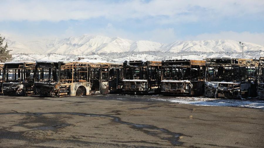 Bus-bus yang dibakar selama protes di Iran, di Teheran, Iran, 21 Januari 2026. (Majid Asgaripour/WANA (West Asia News Agency) via REUTERS)
