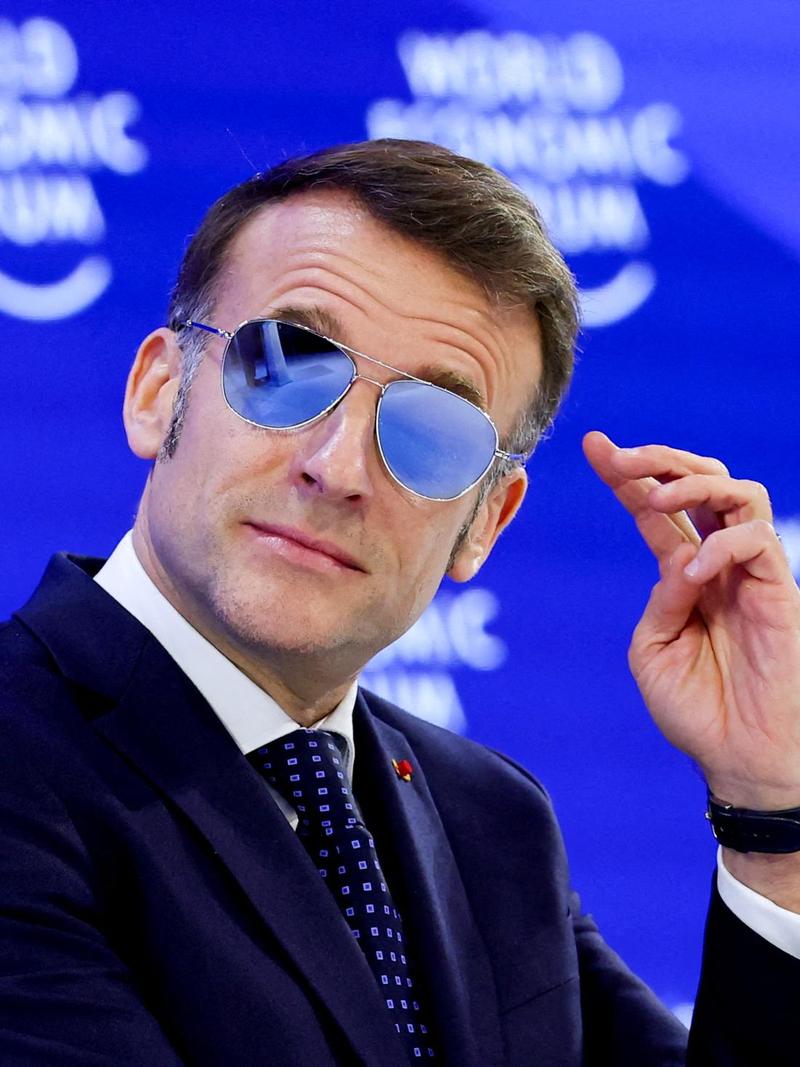 Foto: Gaya Macron Pakai Kacamata Hitam di Forum Dunia, Dipuji Bak Top Gun